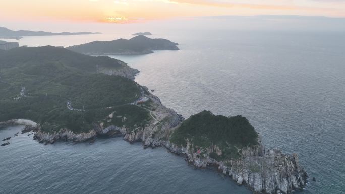 航拍俯瞰威海市环翠区猫头山的落日晚霞大海