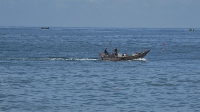 海上渔船航行返航回家