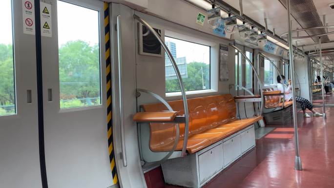 行驶中的北京地铁八通线交通工具一号线