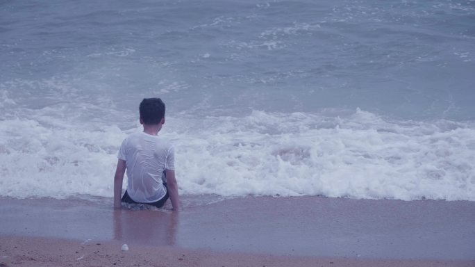 海边玩耍小男孩