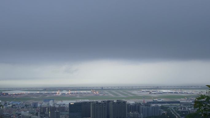 实拍暴风雨来临的深圳机场和珠江水面延时