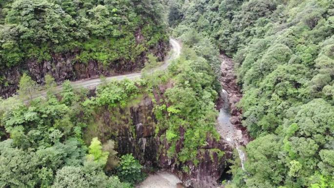 X浙江温州泰顺县乌岩岭山路边瀑布航拍