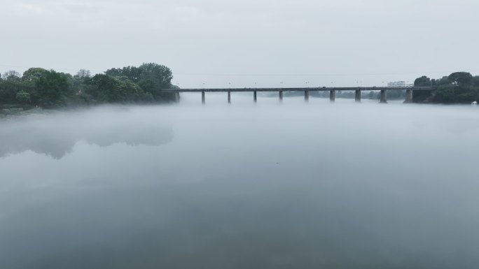 雨后云雾缭绕的河流