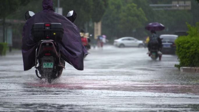 雨中骑电动车的人们