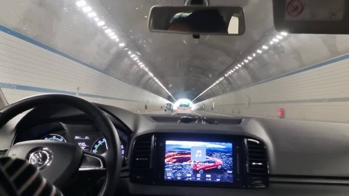 开小车驶入隧道穿梭穿过隧道速度感时空隧道