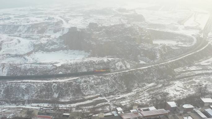 冬天 雪中 山间 内燃机车行进