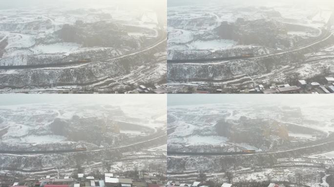 冬天 雪中 山间 内燃机车行进