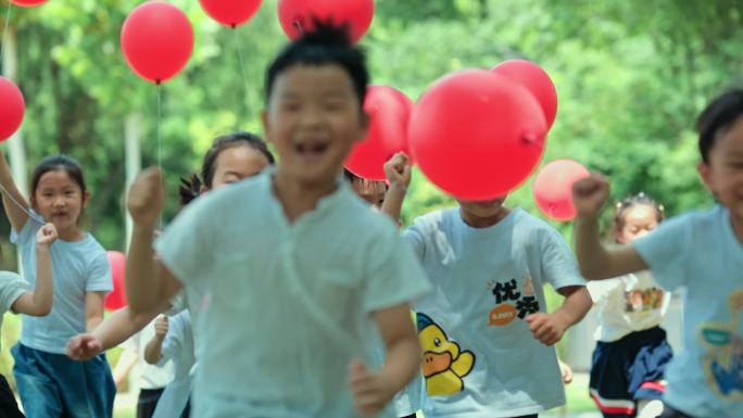 孩子牵着红色气球奔跑 儿童节 快乐童年