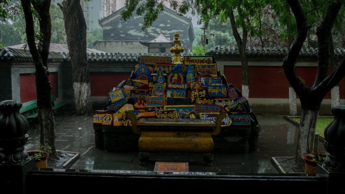 佛塔石堆石塔藏传佛教沈阳北塔寺院雨中