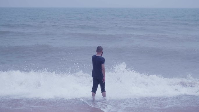 海边男人拍照冥想