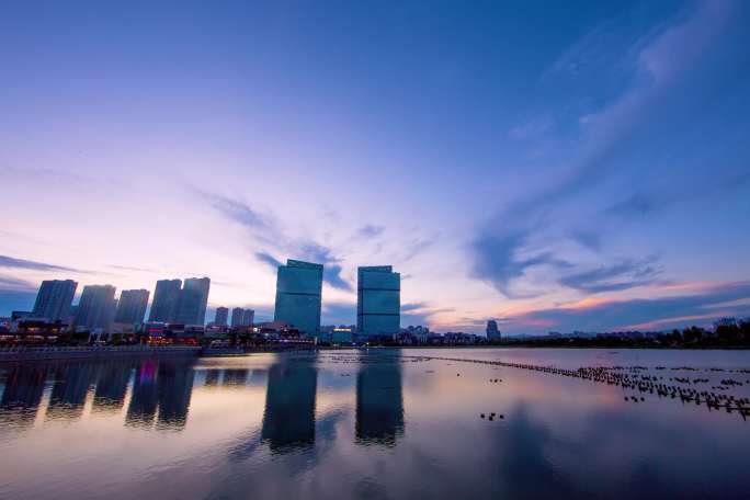 城市阳台人工湖白转夜4K