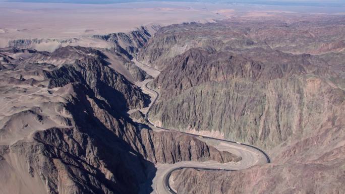 翻越天山的吐和高速甘沟路段公路航拍视角