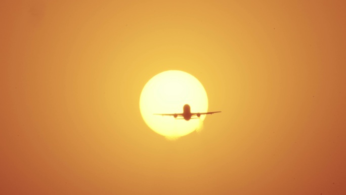 企业宣传片片头飞机起飞穿过太阳