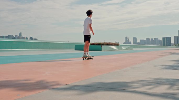 滑板少年 滑板 城市江边公园滑板