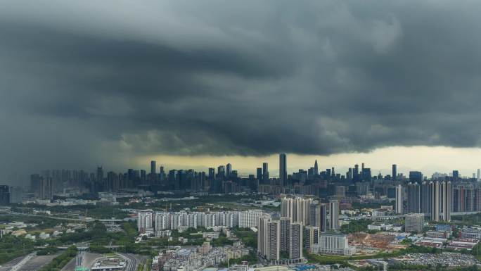 航拍暴风雨中乌云满天的深圳城市全景延时