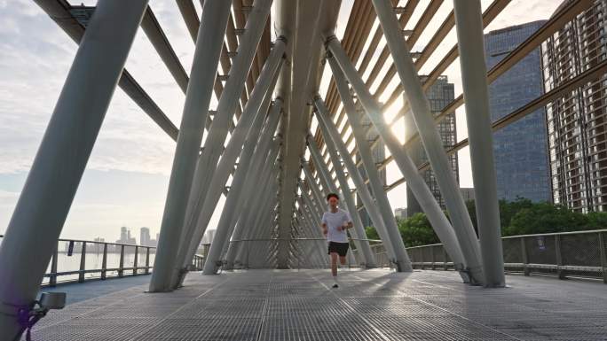 年轻人跑步 城市日出江边跑步