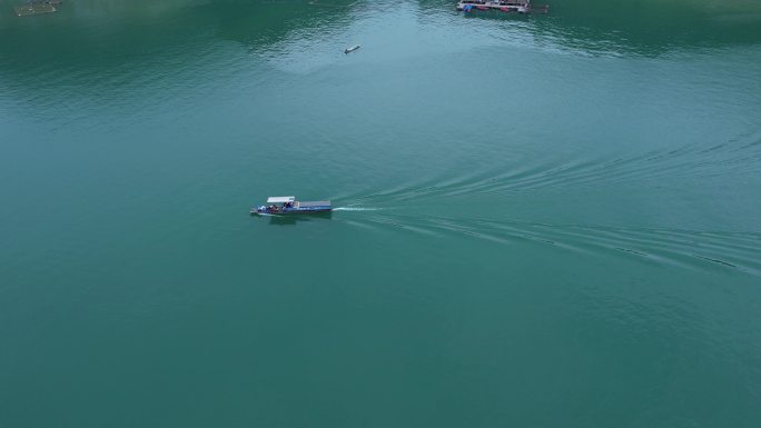 4K航拍小船驶过湖面