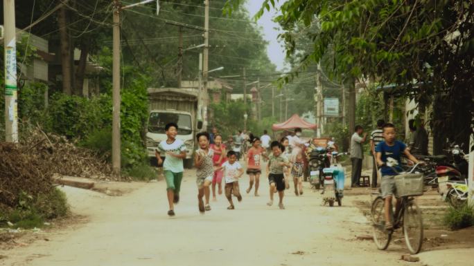 21世纪初农村大街上奔跑的孩子