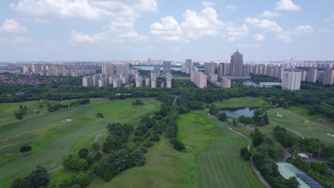 4K绿色城市航拍 高尔夫球场