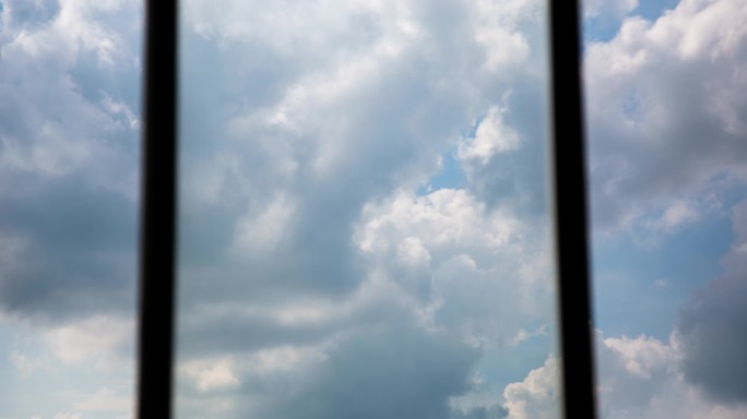 窗外蓝天白云