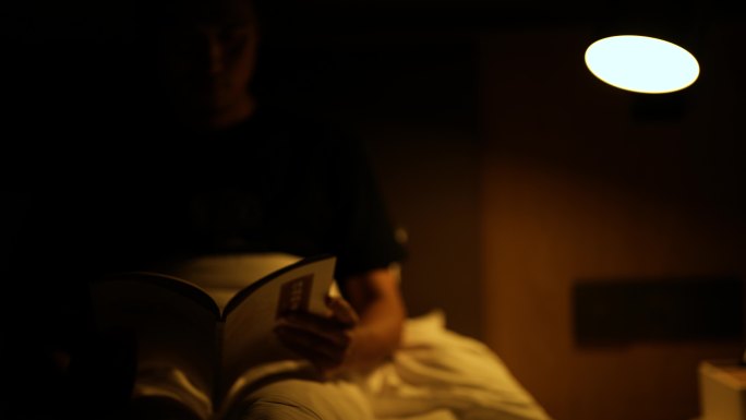 坐在床上看书 深夜看书男人看书 夜读