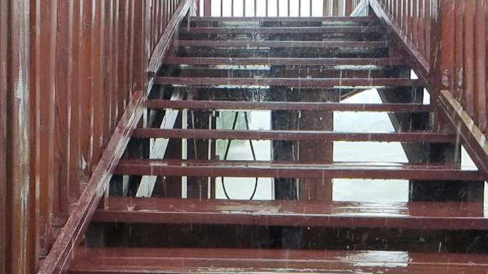 梅雨天雨水雨滴防腐木梯雨滴景区露天木梯
