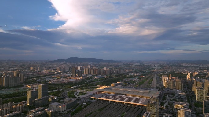 航拍·傍晚斜阳下南京南站城市建筑与交通