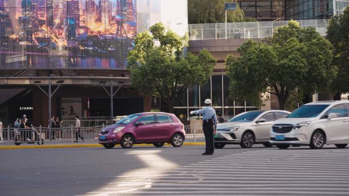 女交警 十字路口 指挥交通文明城市红绿灯