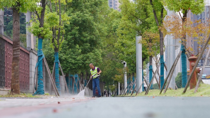 高压水枪冲洗路边