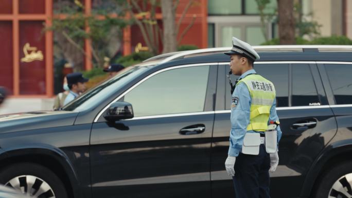 静安交警十字路口指挥交通文明城市红绿灯