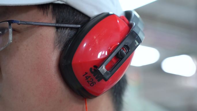 【4K】工厂内佩戴耳塞耳罩