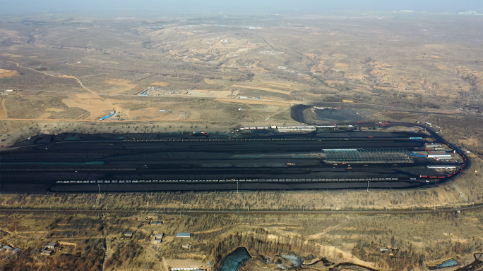 内蒙露天煤矿集运站货场挖掘机作业