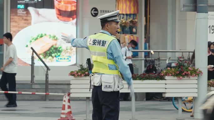 静安交警十字路口指挥交通文明城市红绿灯