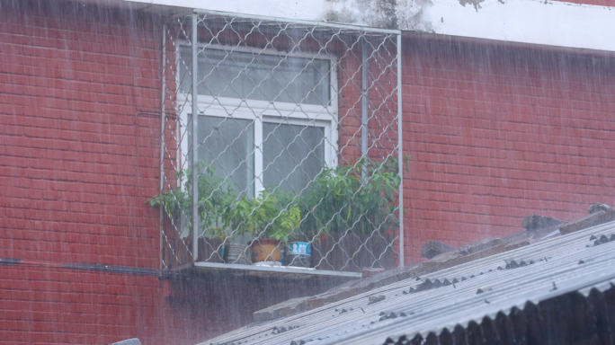 城市下雨街道马路积水快递骑车水花溅起