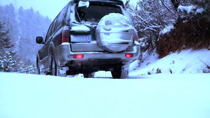 山西方山梅洞沟森林公园 汽车在雪地中行驶