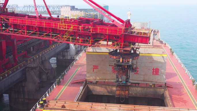 运煤船码头物流运输港口装卸煤炭卸煤机工作