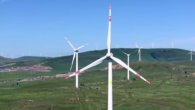 草原上的风力发电风车合集