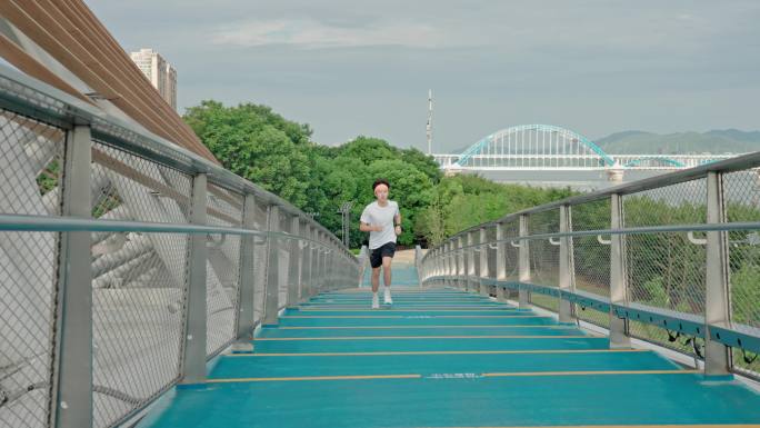 年轻人跑步 城市日出江边跑步