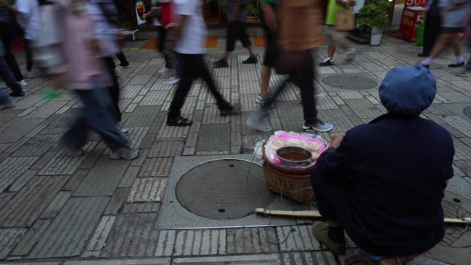 闹市摆摊卖搅搅糖的老人