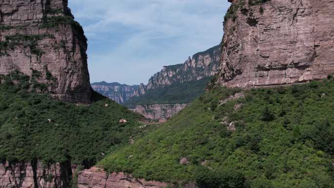 从山的缺口处穿过看见远处的大山