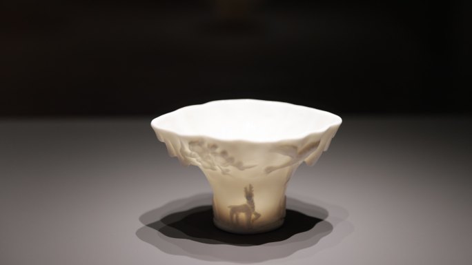 清代德化窑白釉堆塑兽纹瓷杯 杭州博物馆藏