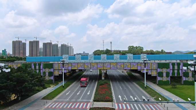 4k航拍广州黄浦区中新知识城地标跨线桥