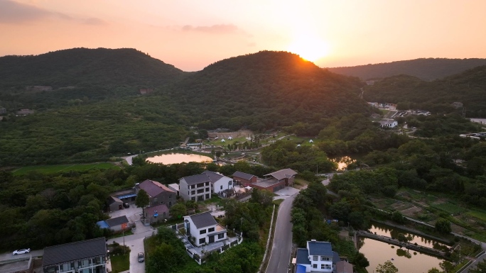 航拍·傍晚夕阳下新农村建筑佘村大景