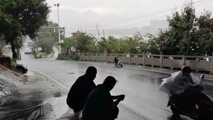 躲雨雨大桥底下躲雨避雨淋雨躲雨避雨