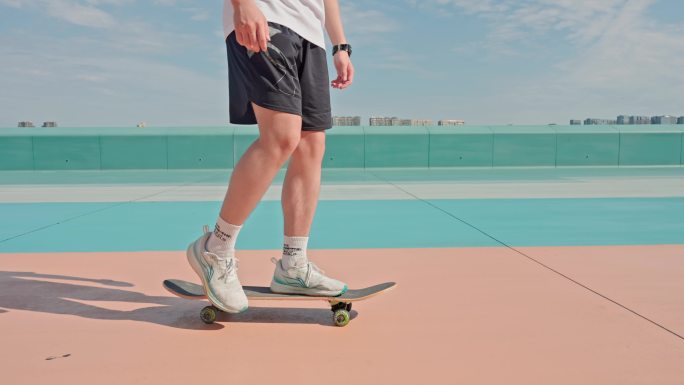 滑板少年 滑板 城市江边滑板