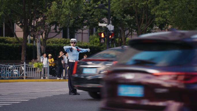 女交警 十字路口 指挥交通文明城市红绿灯