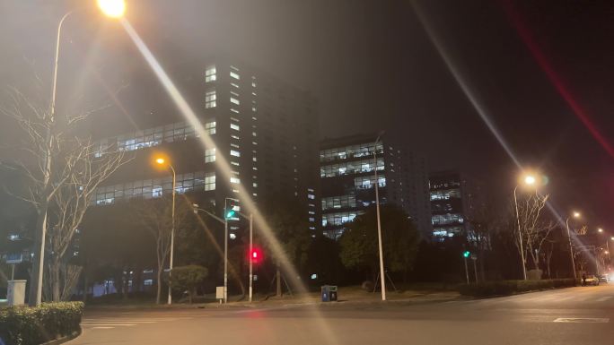 夜景夜灯晚上窗户 大楼加班夜晚窗外亮灯