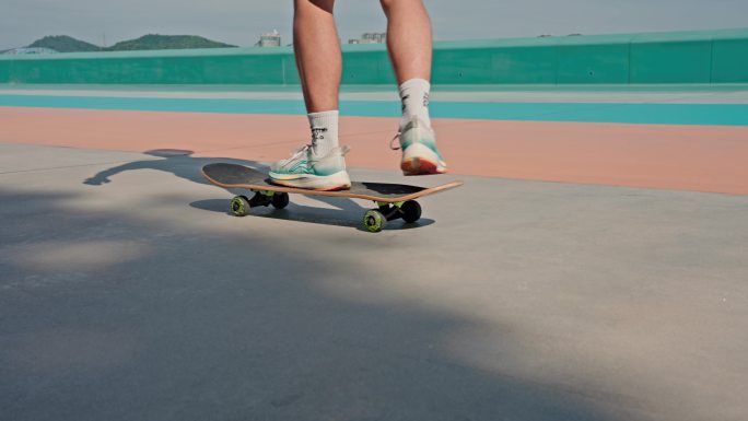 滑板少年 滑板 城市江边滑板