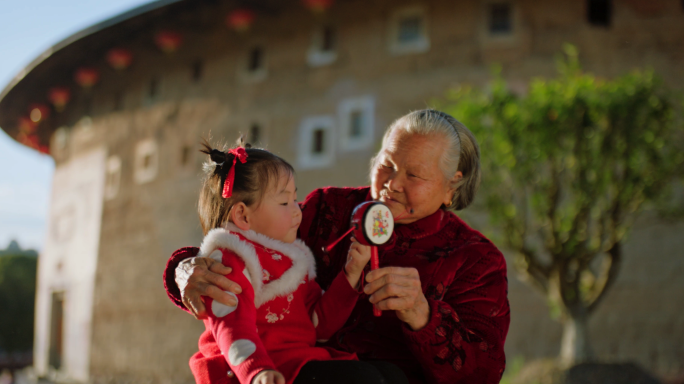 福建永定土楼中国老人小孩一家人幸福春节