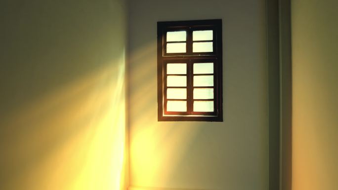 窗户夕阳射光